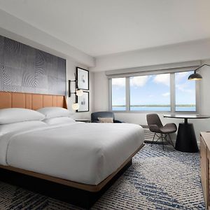Deluxe Guest Room 1 King Bay View